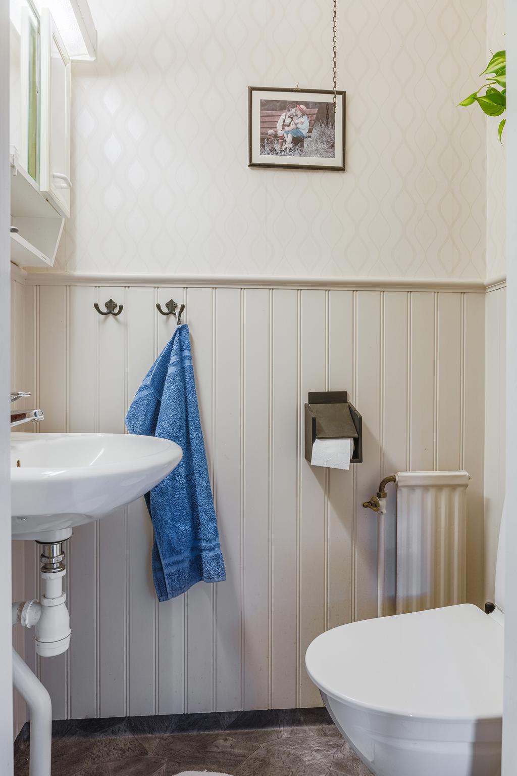 WC på entréplan med ljusa ytskikt.