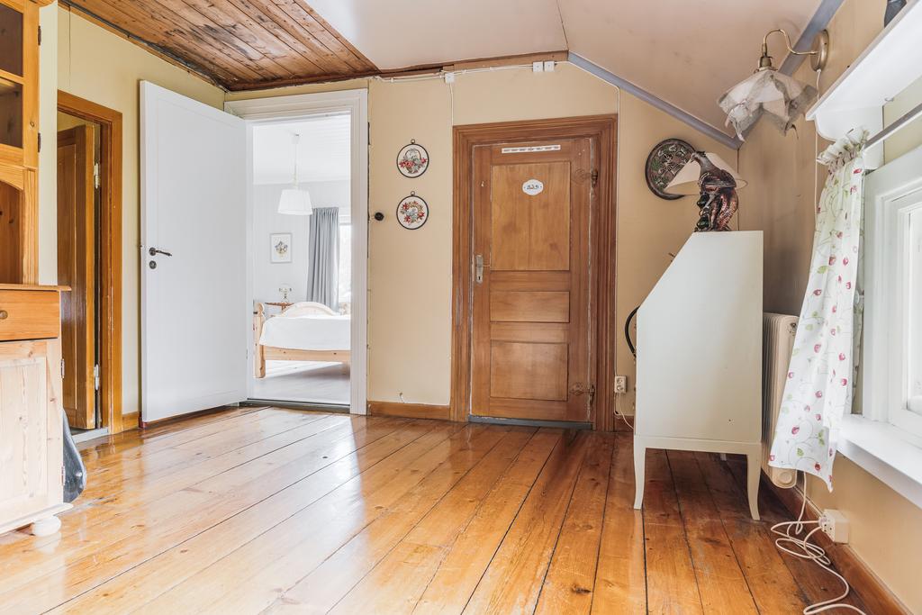 Vy från trapp mot badrum och sovrum på övre plan.