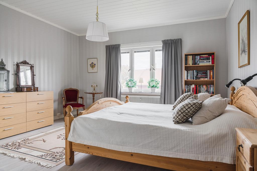 Ljust sovrum med plats för både dubbelsäng och möblemang.