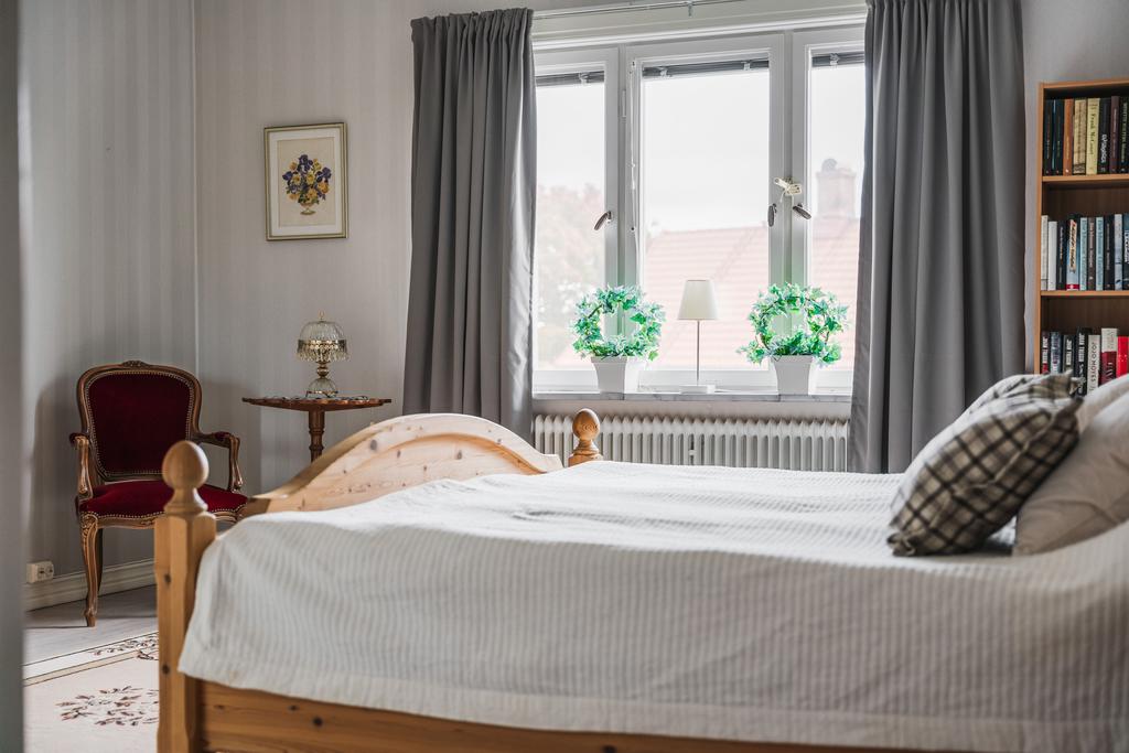 Fönsterparti i sovrum som ger ett fint ljusinsläpp.