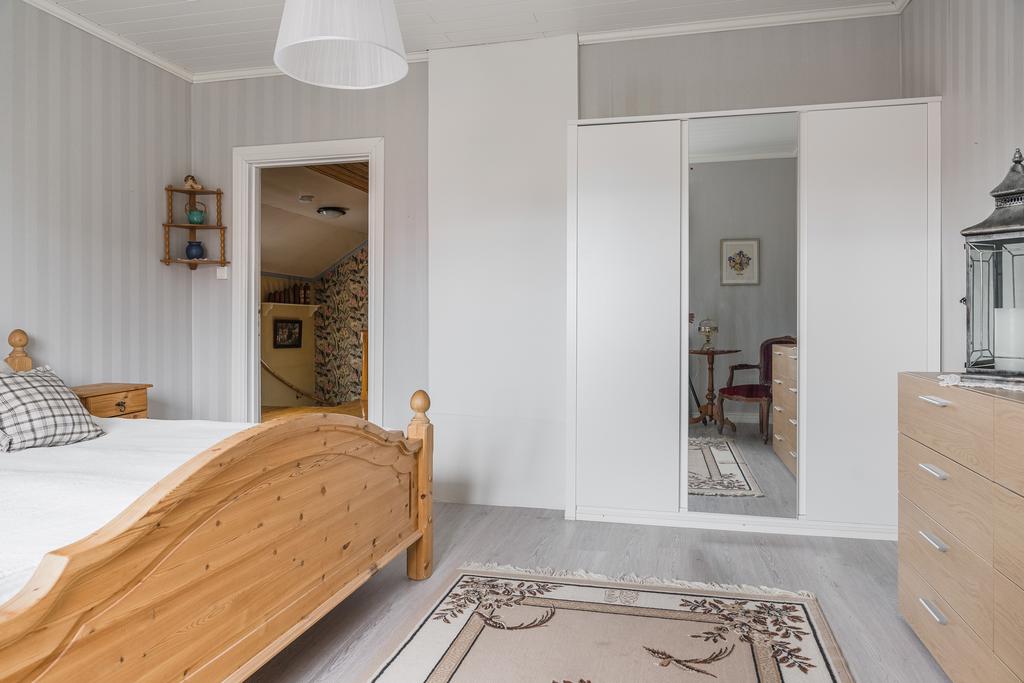 Vy från sovrum mot hall på övre plan.