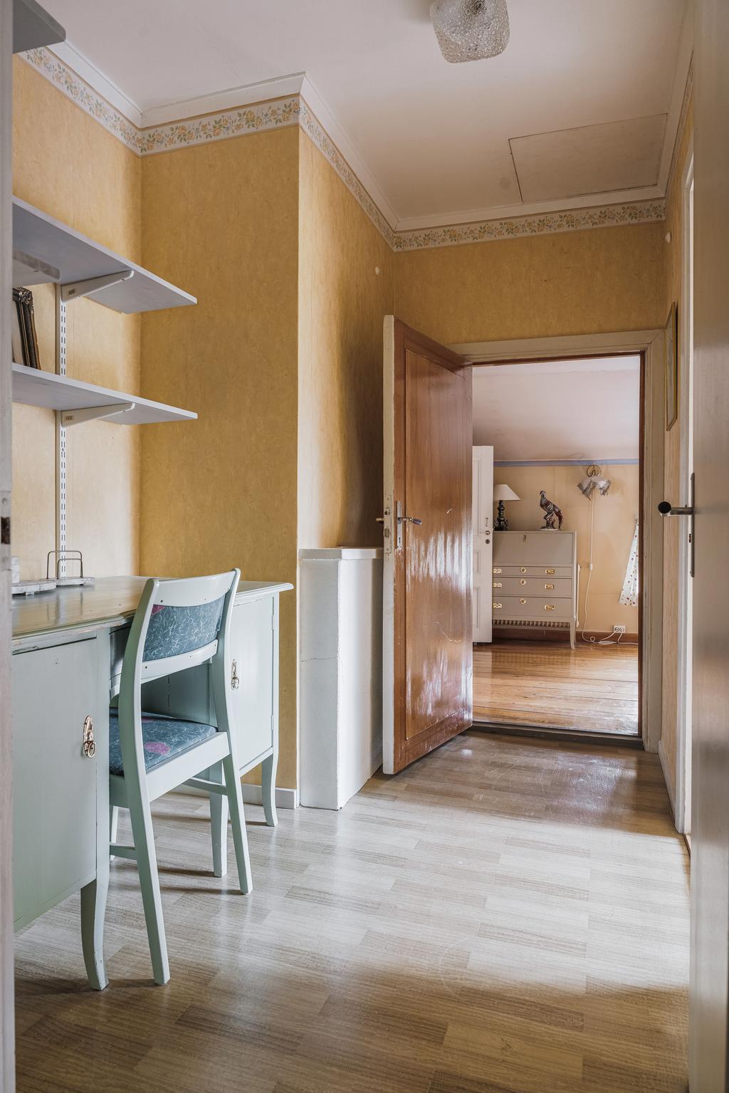 Från hallen nås en mindre passage där det finns utrymme för arbetsplats.