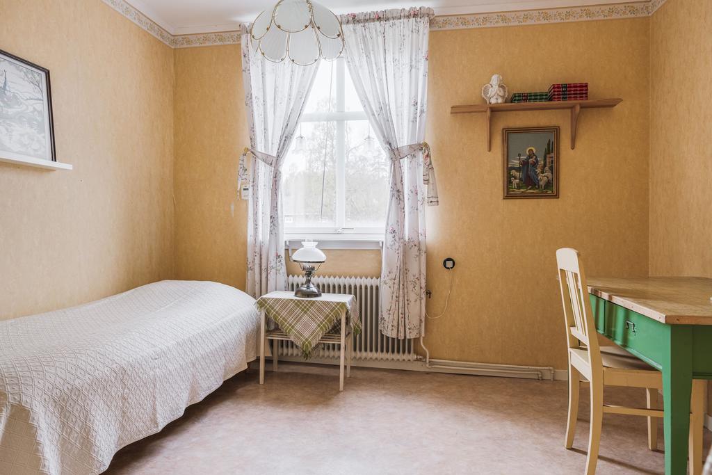 Från passagen nås ett sovrum med plats för säng och skrivbord.