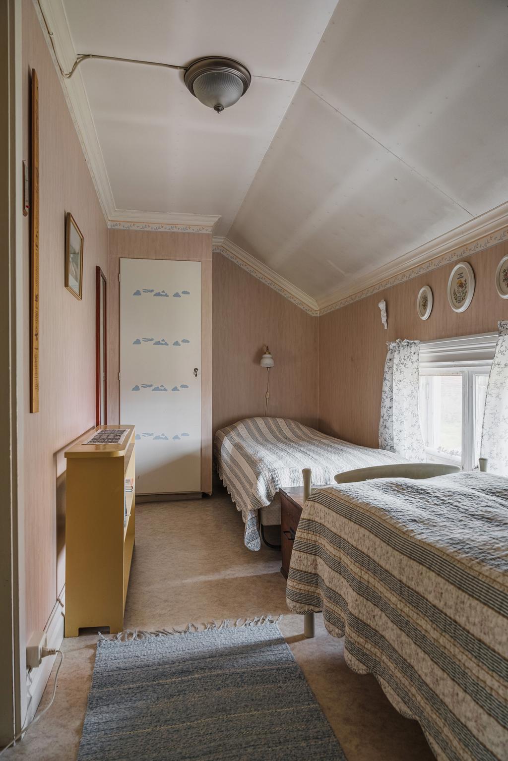 Förbi arbetsplatsen i passagen nås ytterligare ett av husets sovrum.