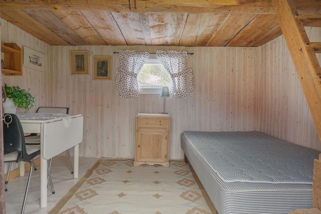 Härbre med bevarad karaktär, ett trivsamt inslag på gården.