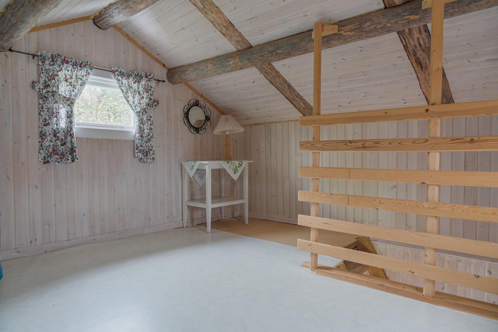 Charmig övervåning i härbret med plats för övernattning.