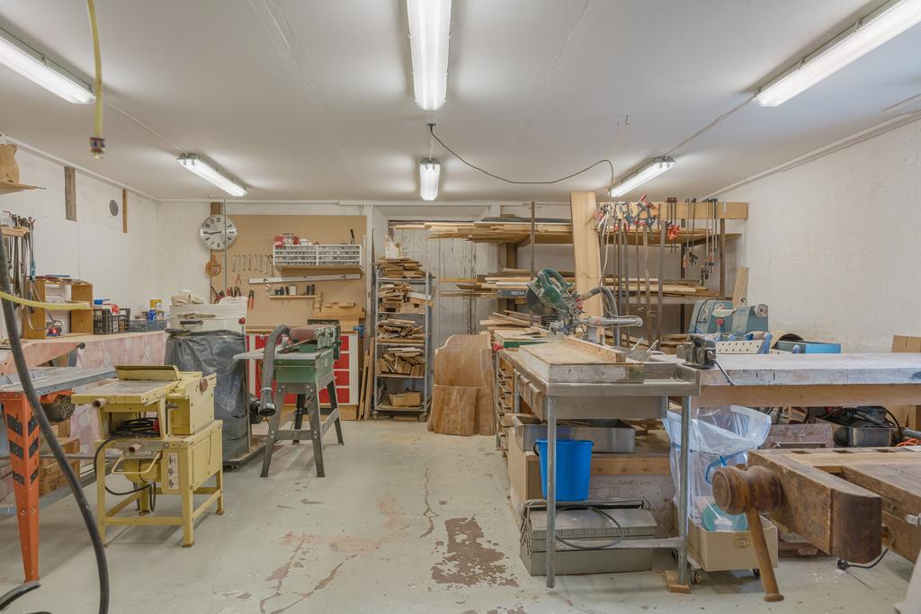 Rymligt hobbyrum, perfekt för snickeri eller andra projekt.