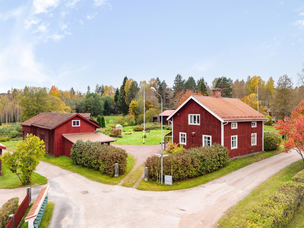 Här bor du på en hörntomt med insynsskyddande häckar och fin inramning.