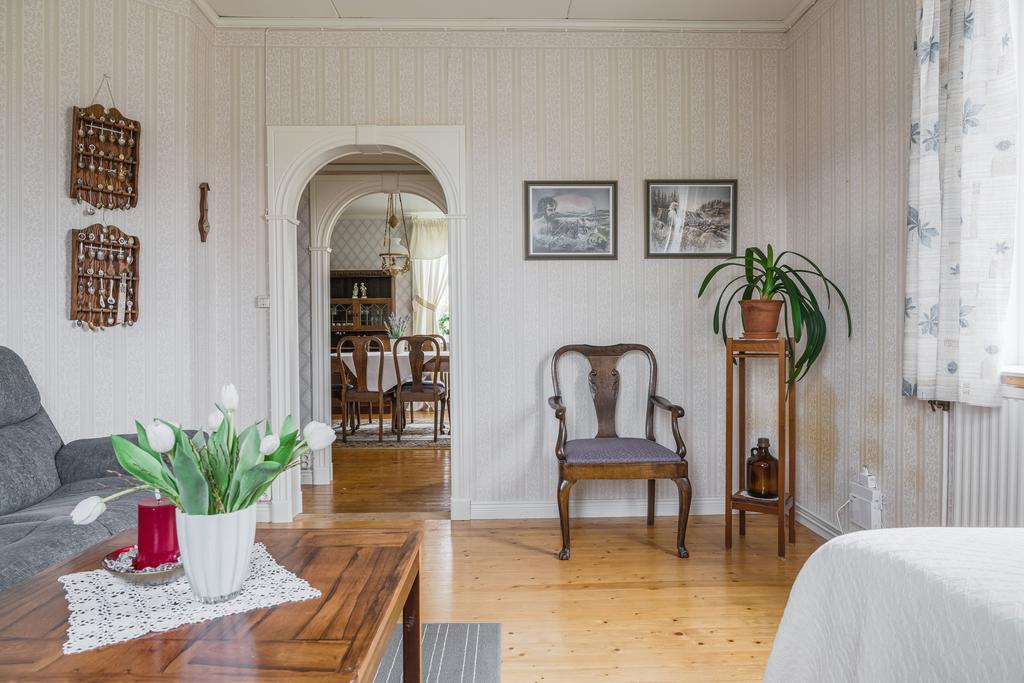 Vardagsrum på entréplan med anslutning till matsal.