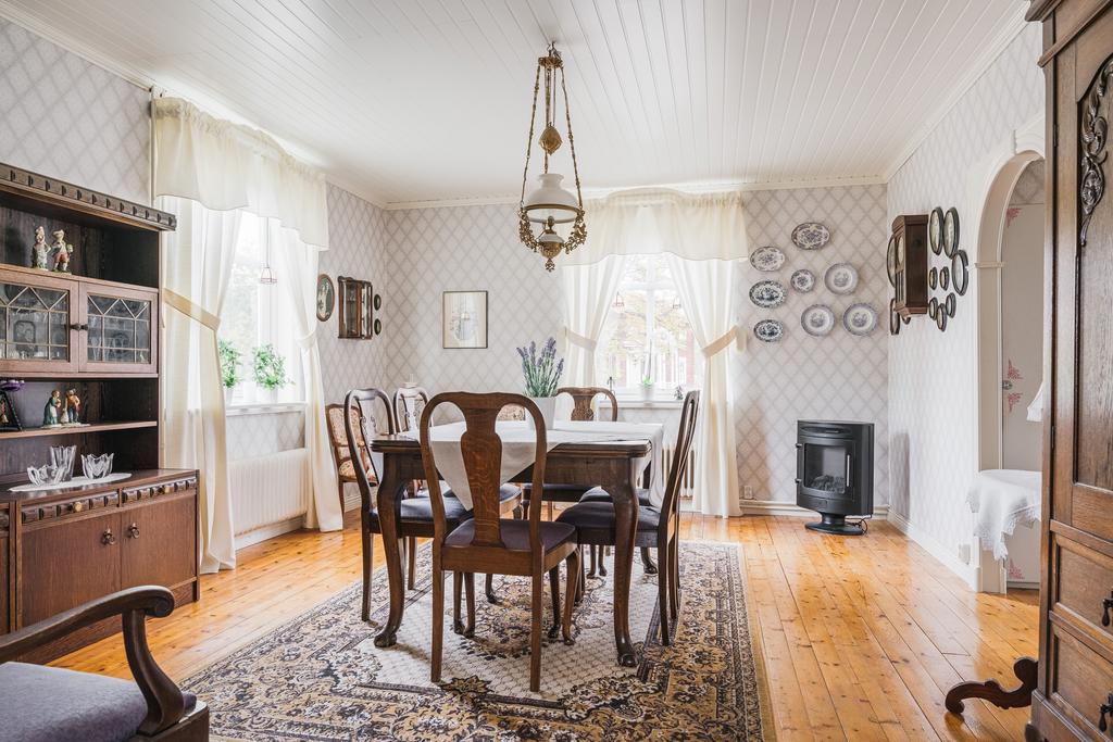 Matsal med fönster i två väderstreck vilket ger ett fint ljusinsläpp. Rummet kan med fördel användas som både matsal och allrum, beroende på behov.