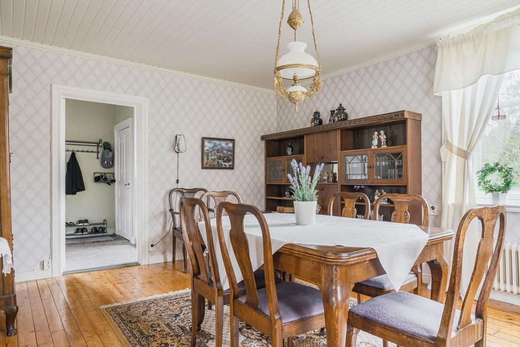 Vy från matsalen mot entré och trapp till övervåningen.