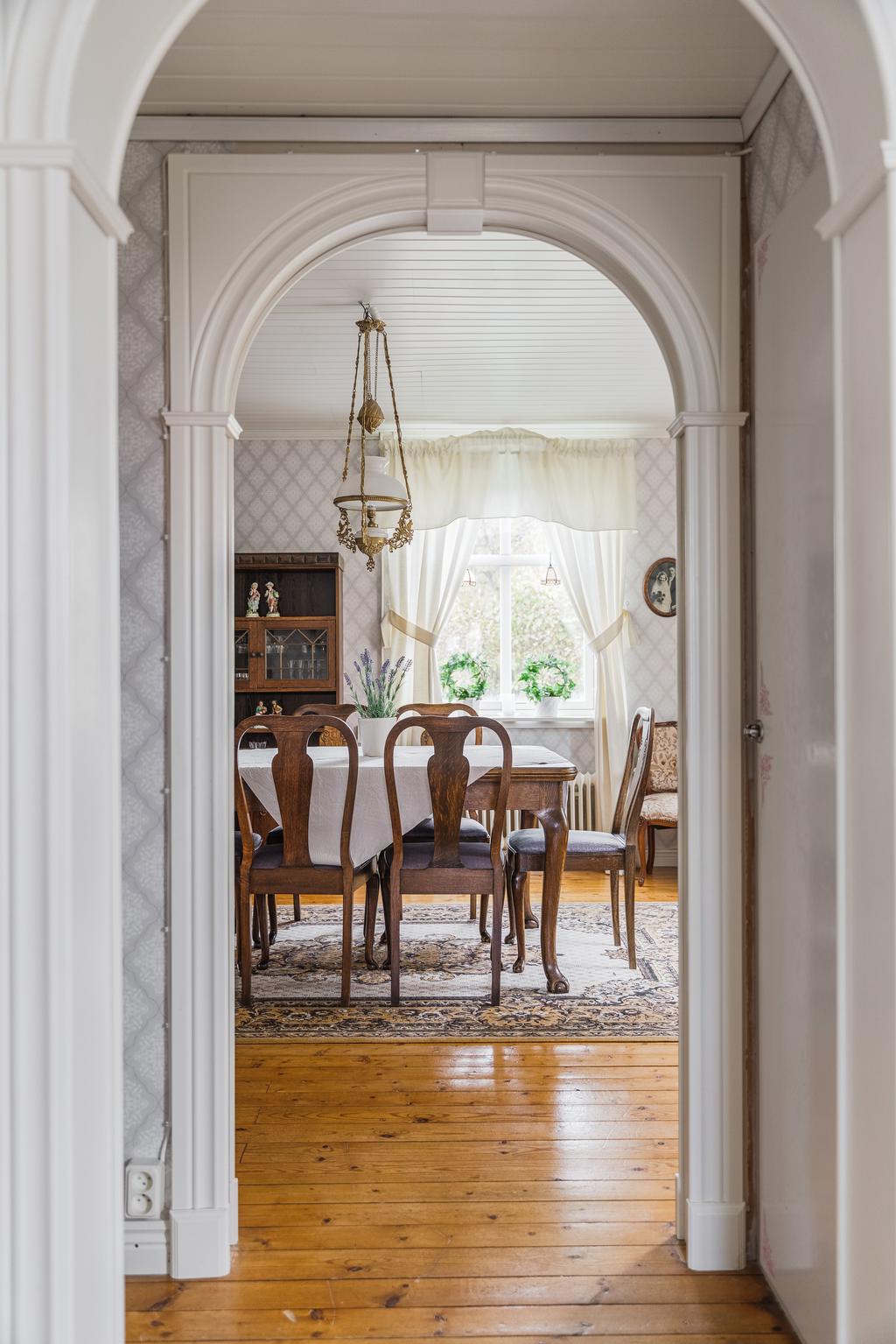 Vy mot matsal sett från angränsande vardagsrum.