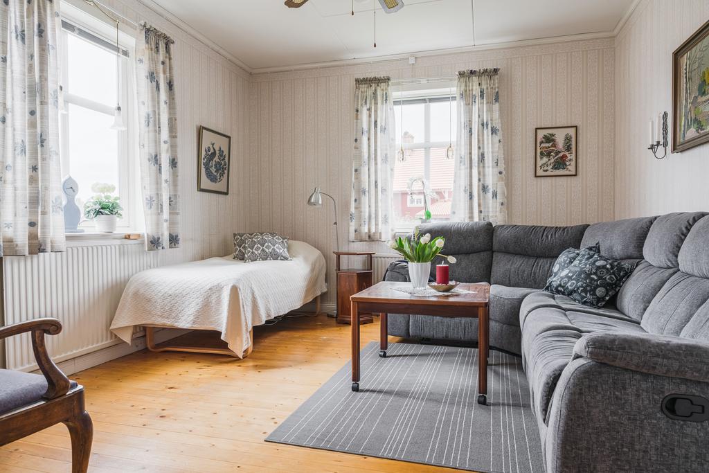 Vardagsrum på entréplan, kan med fördel användas utefter de behov man har.