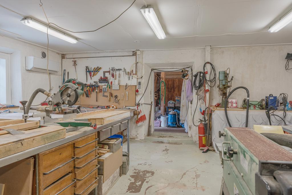 Snickeri med ordnade ytor för arbete och förvaring.