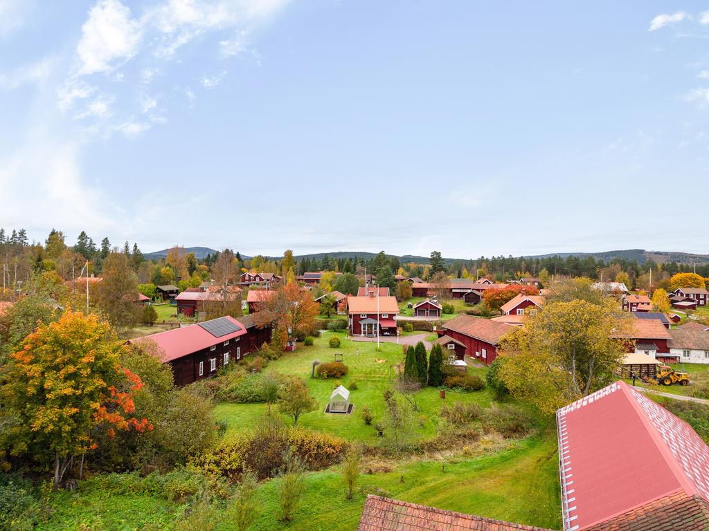 Fint läge i charmig bymiljö. I slutet på gården finns en bäck. 