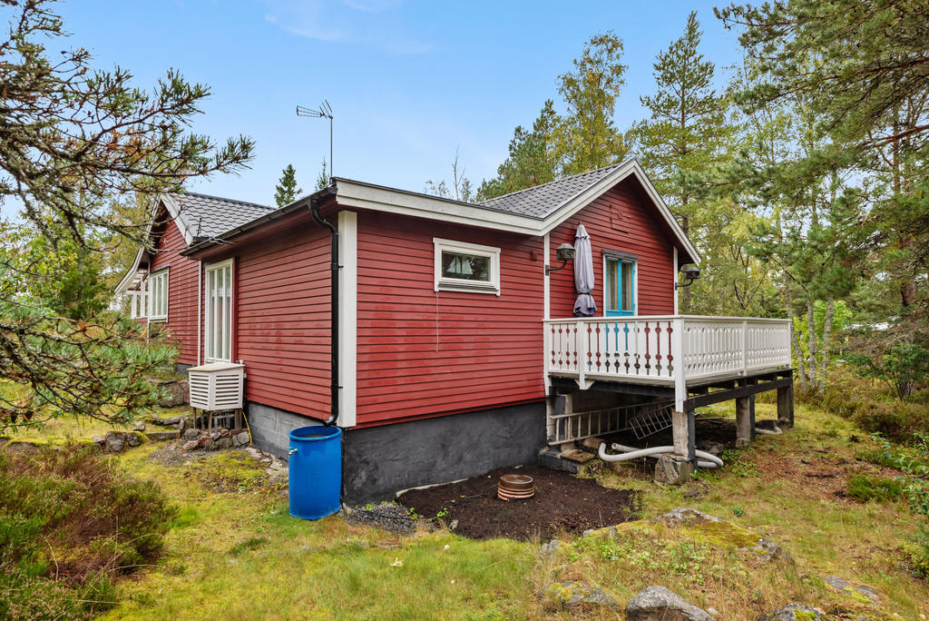 Altan även på baksidan av huset. Altanen nås från ett sovrum.