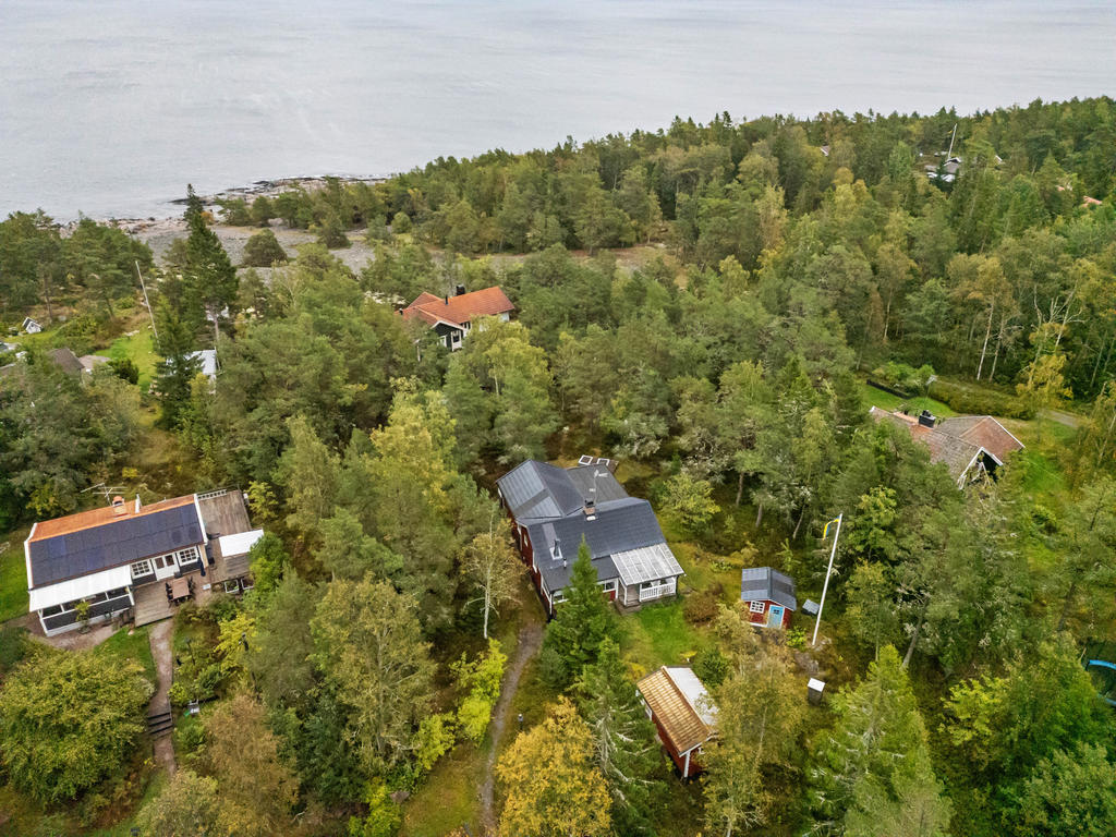 Fastigheten är inbäddad i grönskan
