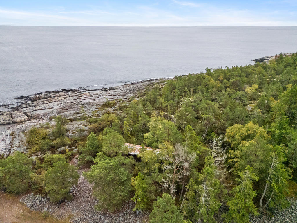 Klippor vid vattnet, sjöbodarna