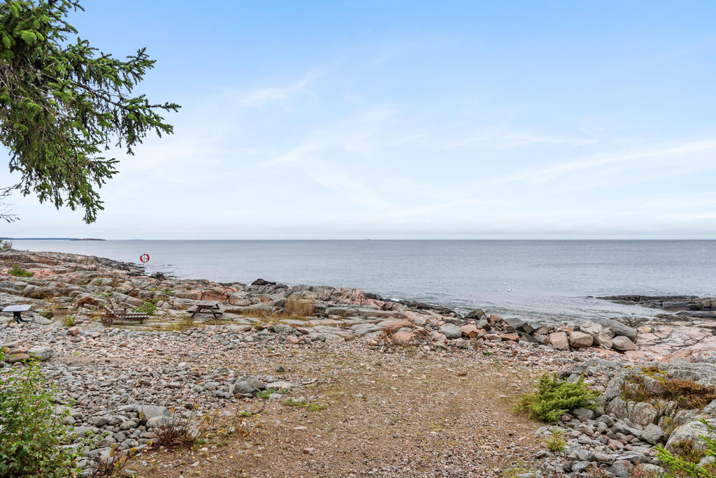 Fin karg natur, öppet hav i närheten av fastigheten