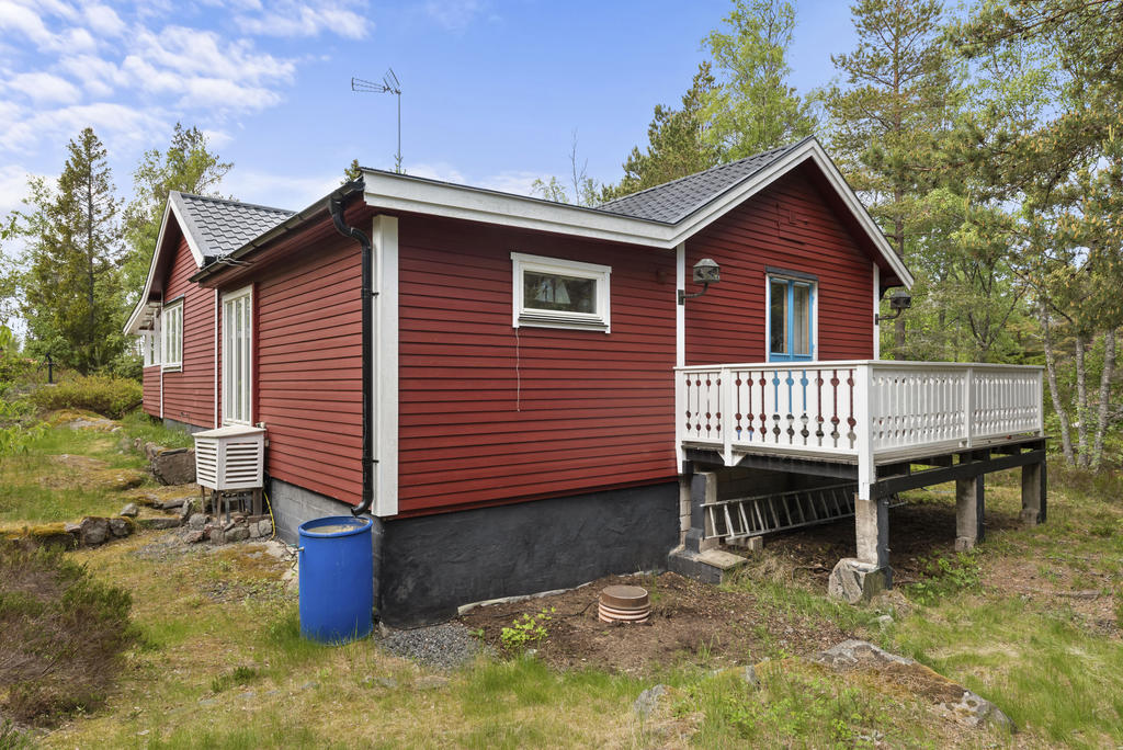 Altan även på baksidan av huset. Altanen nås från ett sovrum.