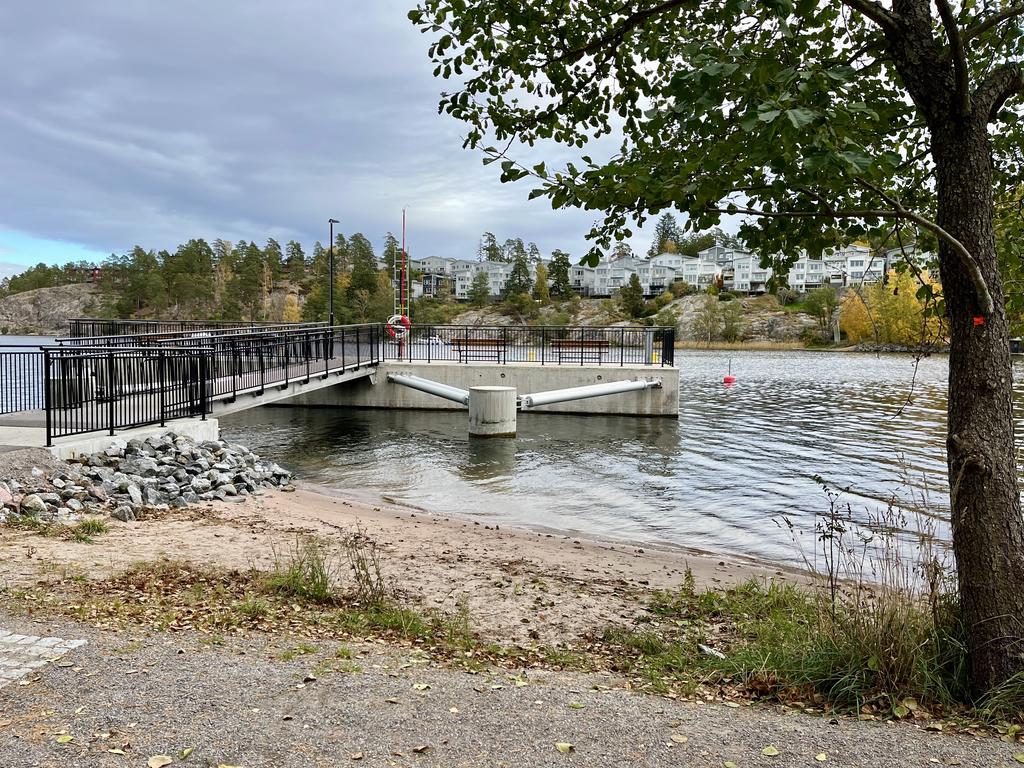 Liten badstrand bredvid pendelbåten