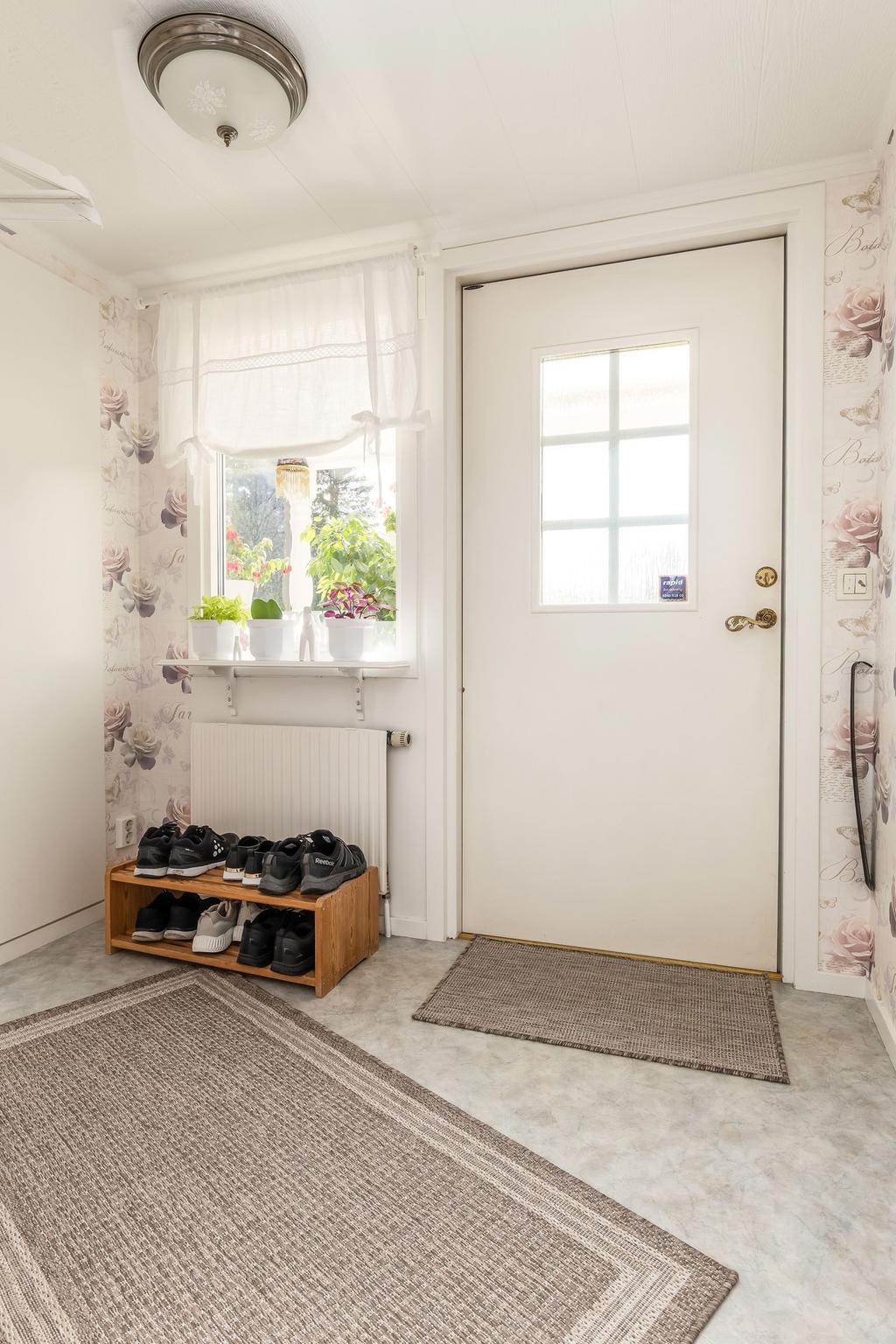 Hall med avhängningsplats och garderober.