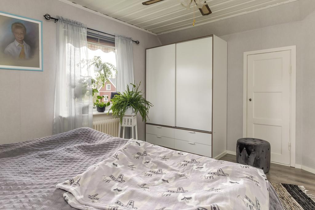 Sovrum 2 med klädkammare.
