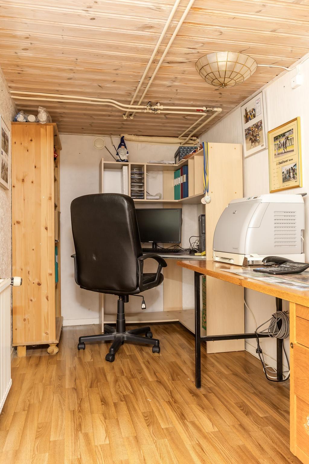 Kontor i källaren.
