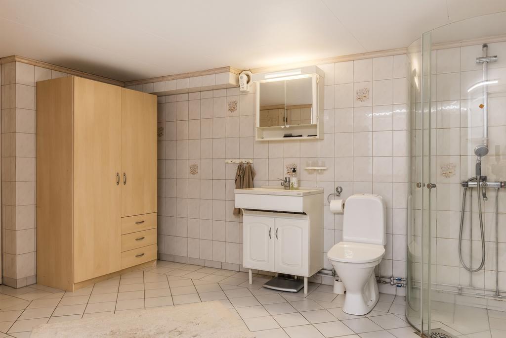 Lyxigt duschrum/wc/bad/relax och bastu nere.
