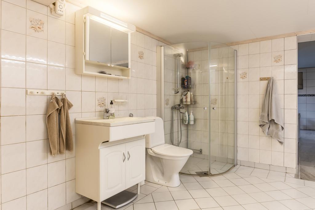 Lyxigt duschrum/wc/bad/relax och bastu nere.