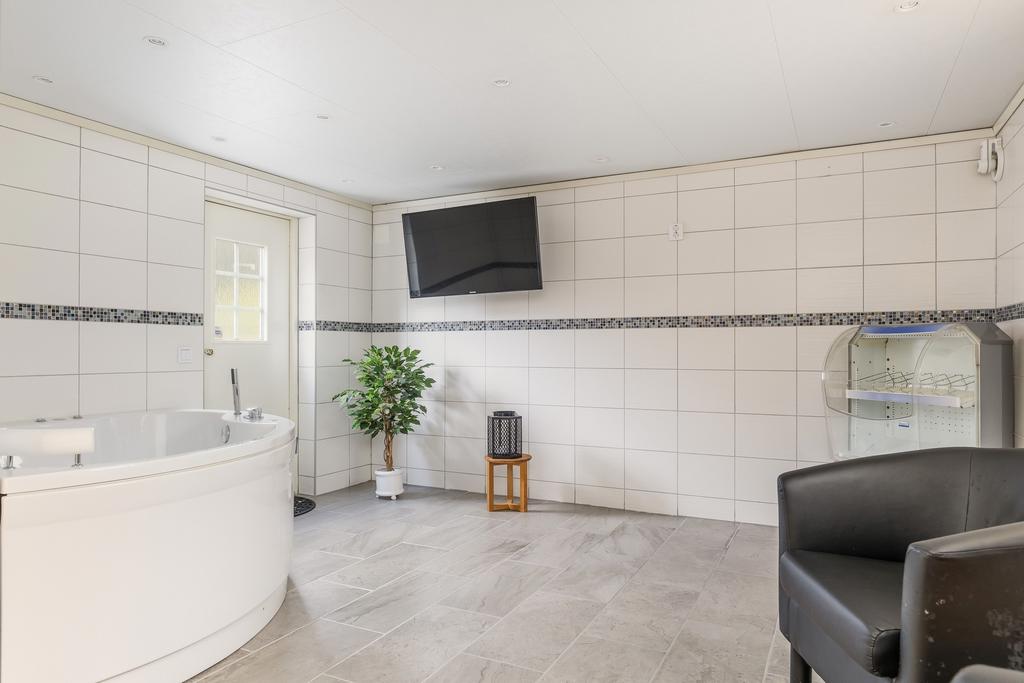 Lyxigt duschrum/wc/bad/relax och bastu nere.