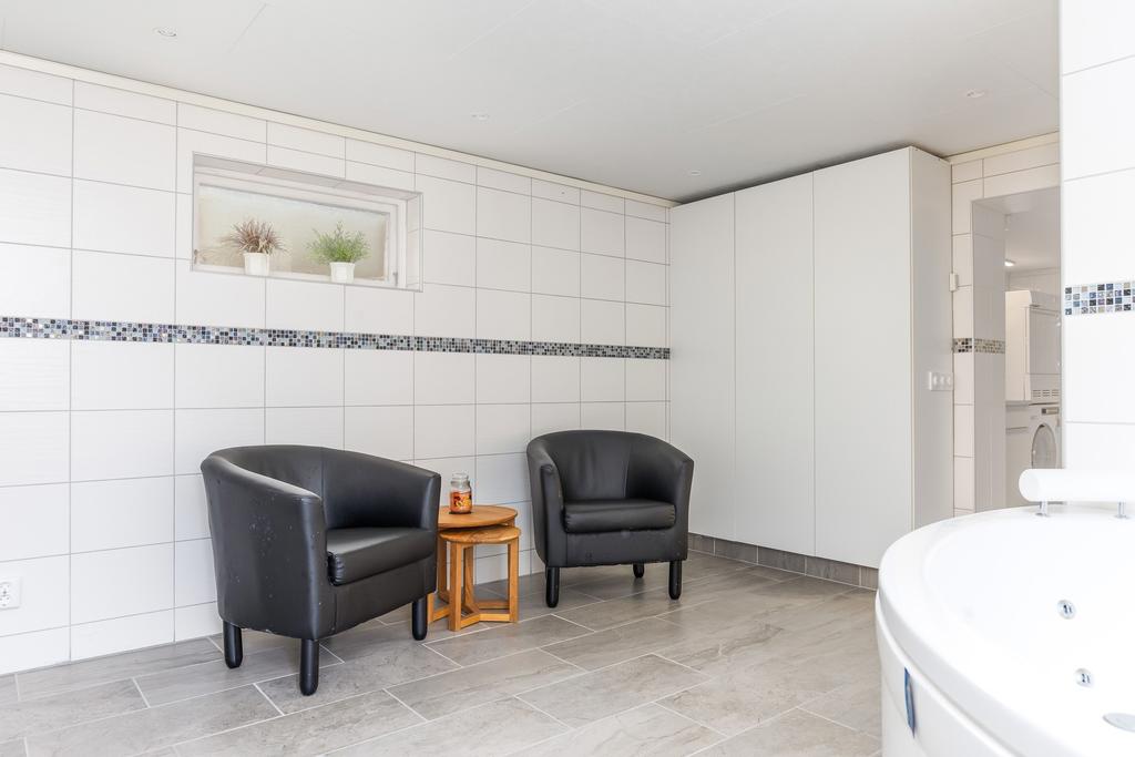 Lyxigt duschrum/wc/bad/relax och bastu nere.