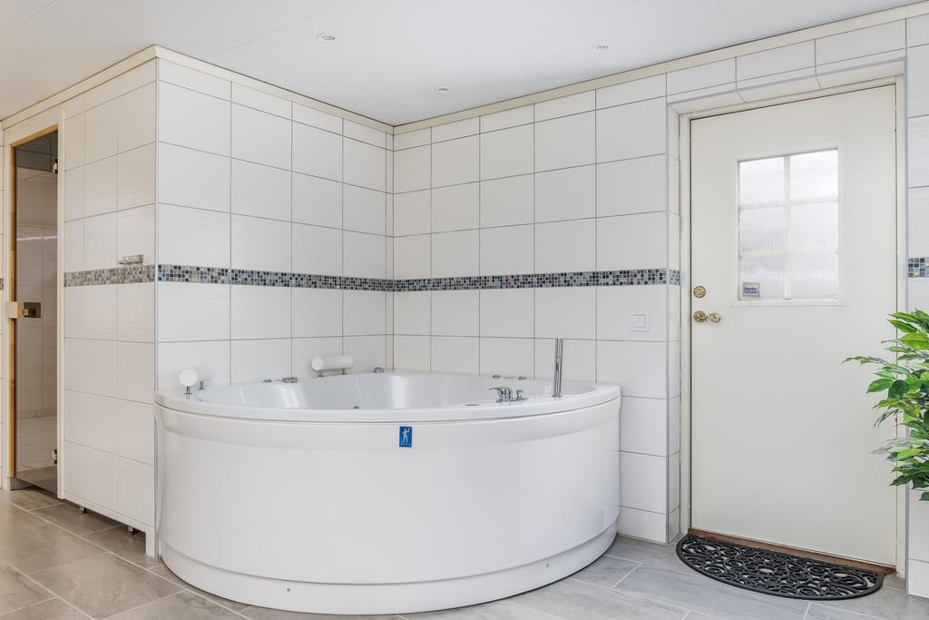 Lyxigt duschrum/wc/bad/relax och bastu nere.