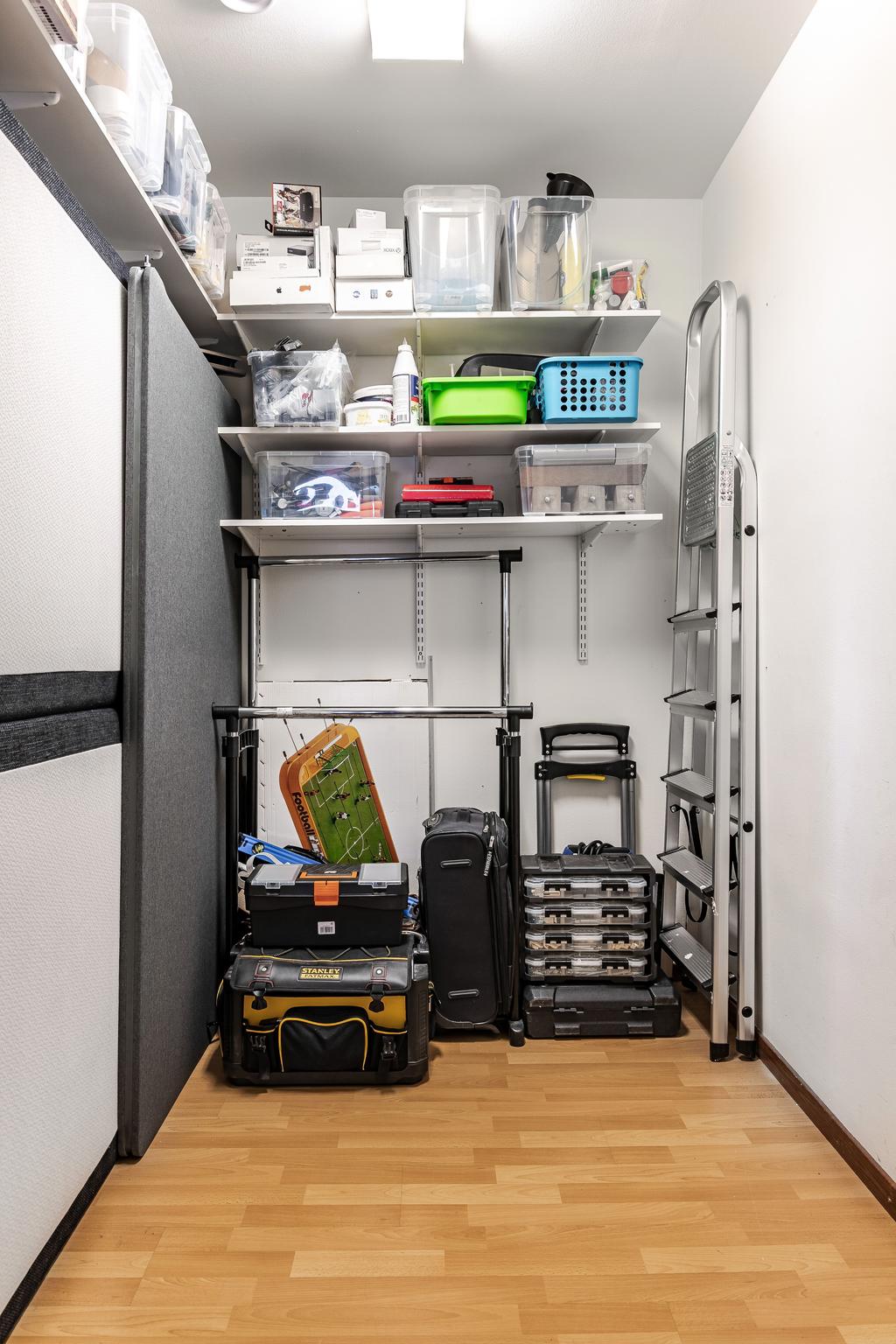 Klädkammare/förråd i lägenheten. Även ytterligare förråd som tillhör lägenheten finns en bit bort från lägenheten.