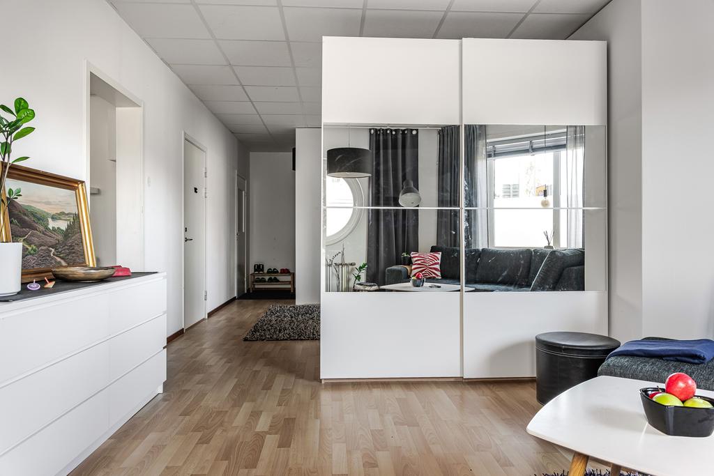 Vardagsrum, vy mot hall