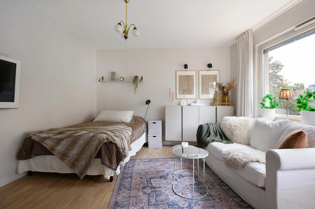 I allrummet finns det plats för såväl soffa som bredare säng