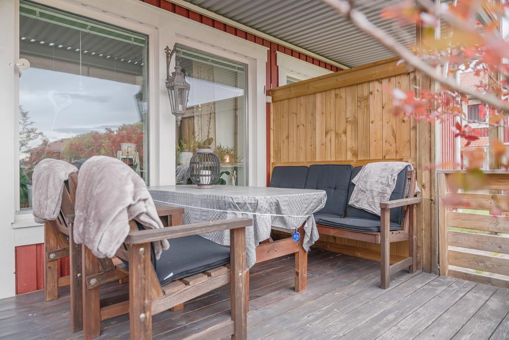 Uteplatsen har gott om plats för möblemang