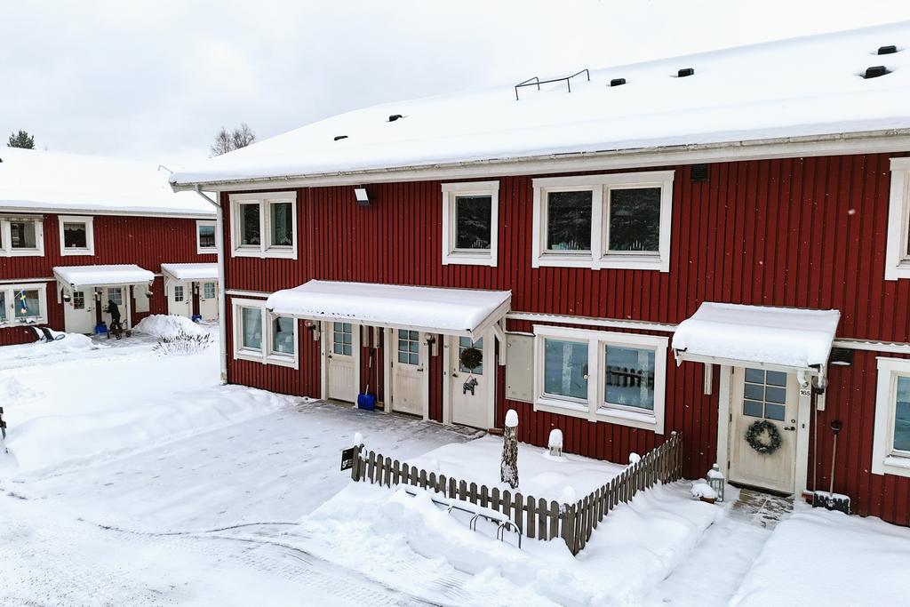 Liten uteplats vid entrén