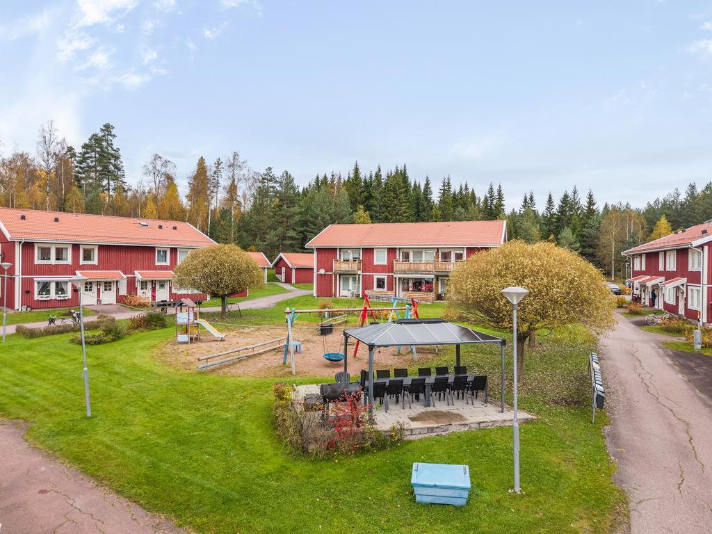 Innergården med lekplats och pergola