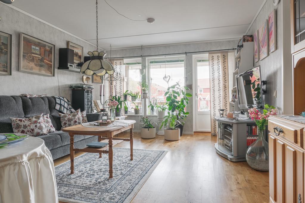 Vardagsrum med utgång till uteplatsen mot innergården