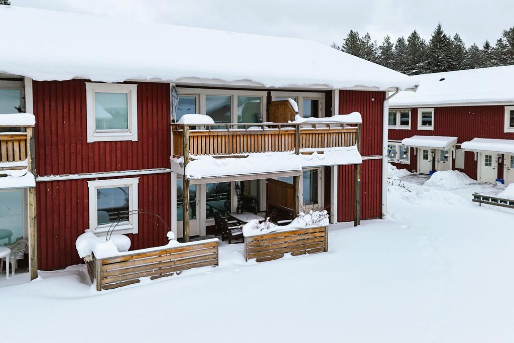 Utbyggd och trevlig uteplats mot innergården