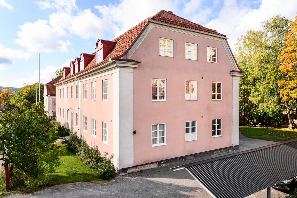 Stor sekelskifteslägenhet med fönster i tre väderstreck 