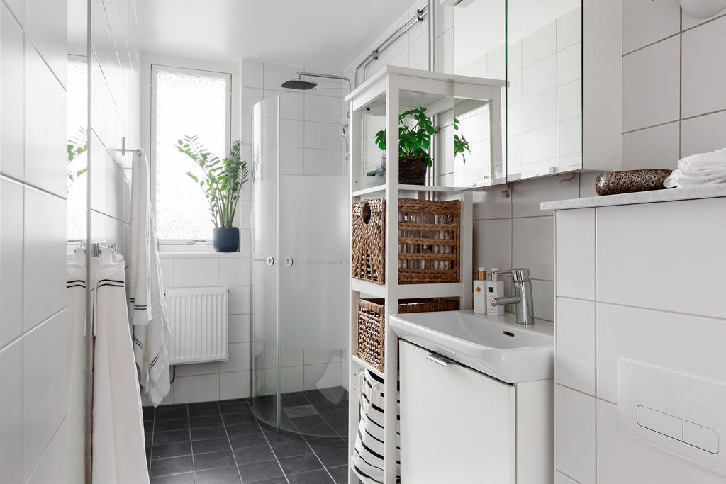 Badrum med tidlösa materialval och fördraget för tvättmaskin