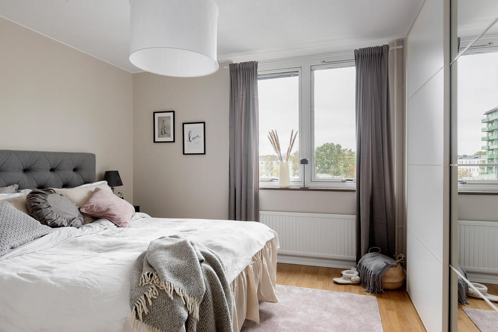 Stort och rofyllt sovrum 