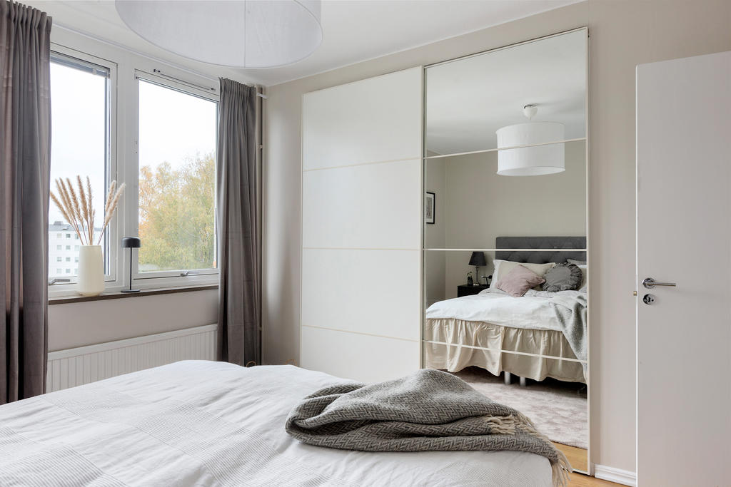 Inbyggd garderob som rymmer mycket förvaring