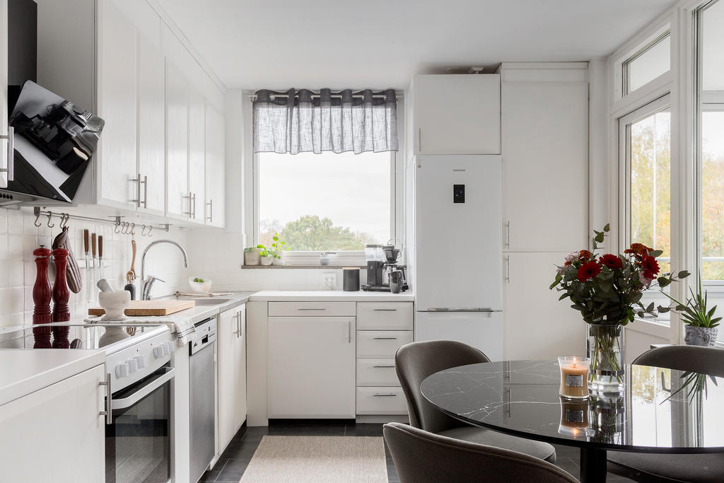 Generöst kök med ett härligt ljusinsläpp!