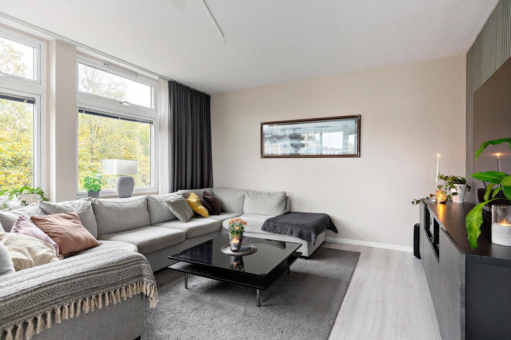 Vardagsrummet är stort och luftigt