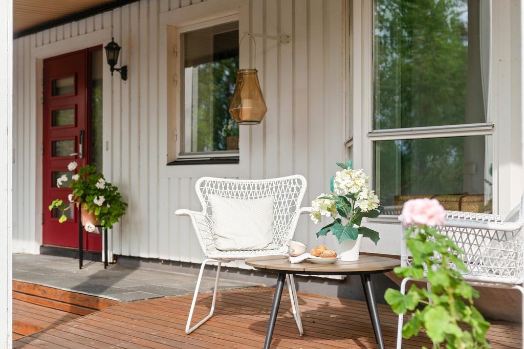 Rymligt trädäck intill pool och entré