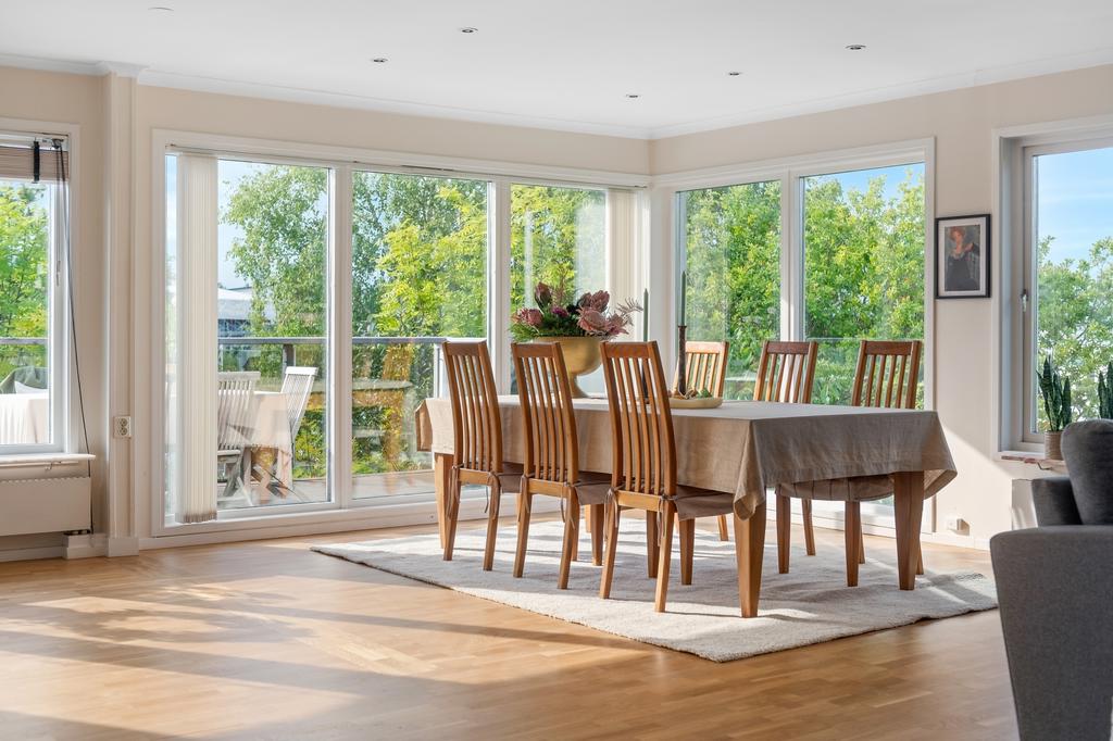 Ljus och rymd på övre våningsplan med direktaccess till längsgående terrass