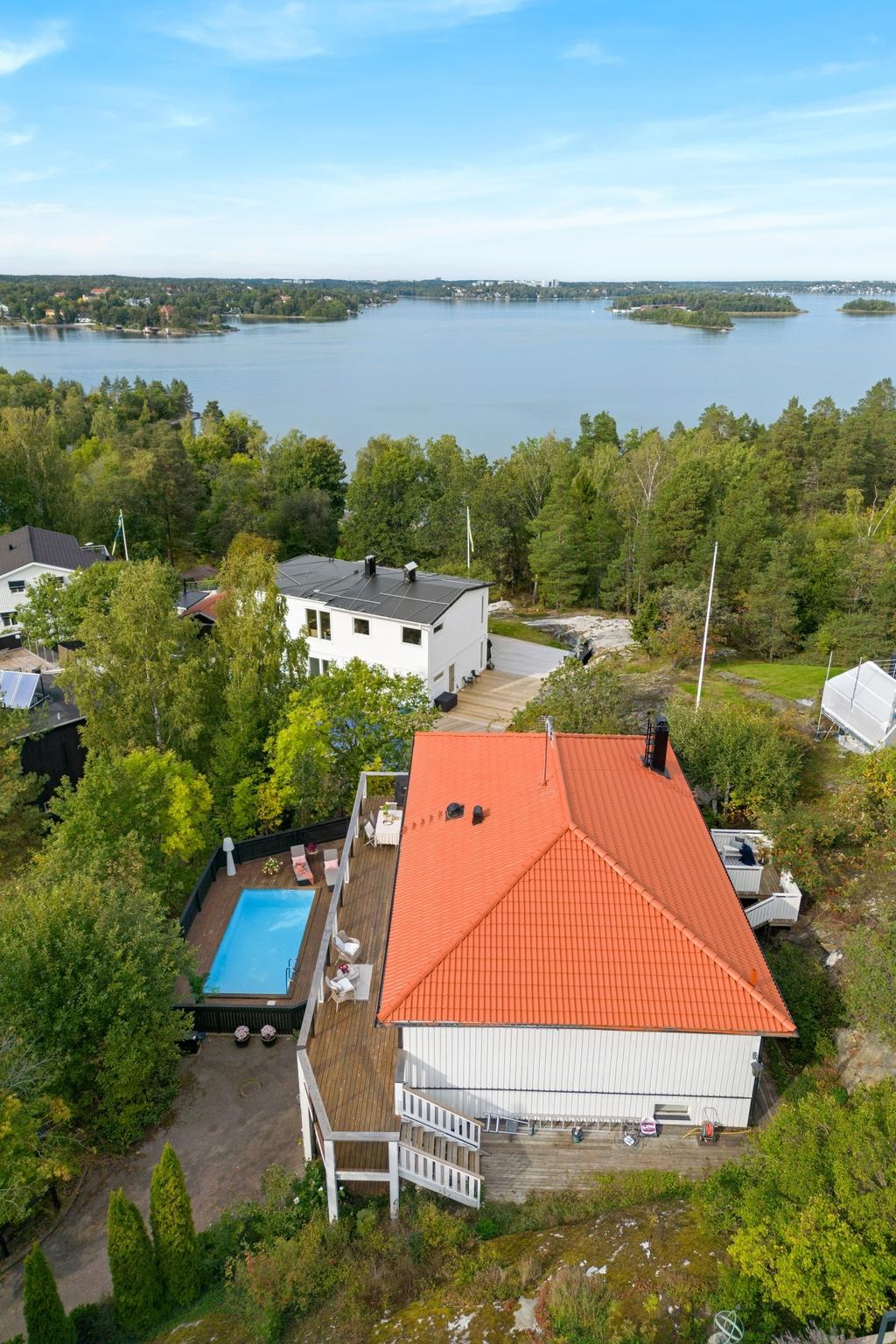 Villan är högt belägen med utsikt mot den glittrande Kyttingeviken på Lidingö